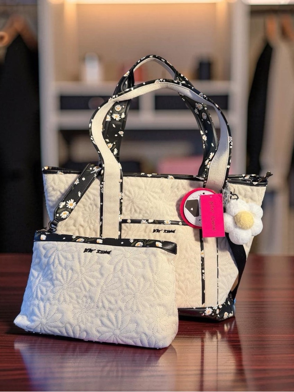 Betsey Johnson NWT Large Cream Quilted Tote with Black Daisy Trim & Pouch (P233)
